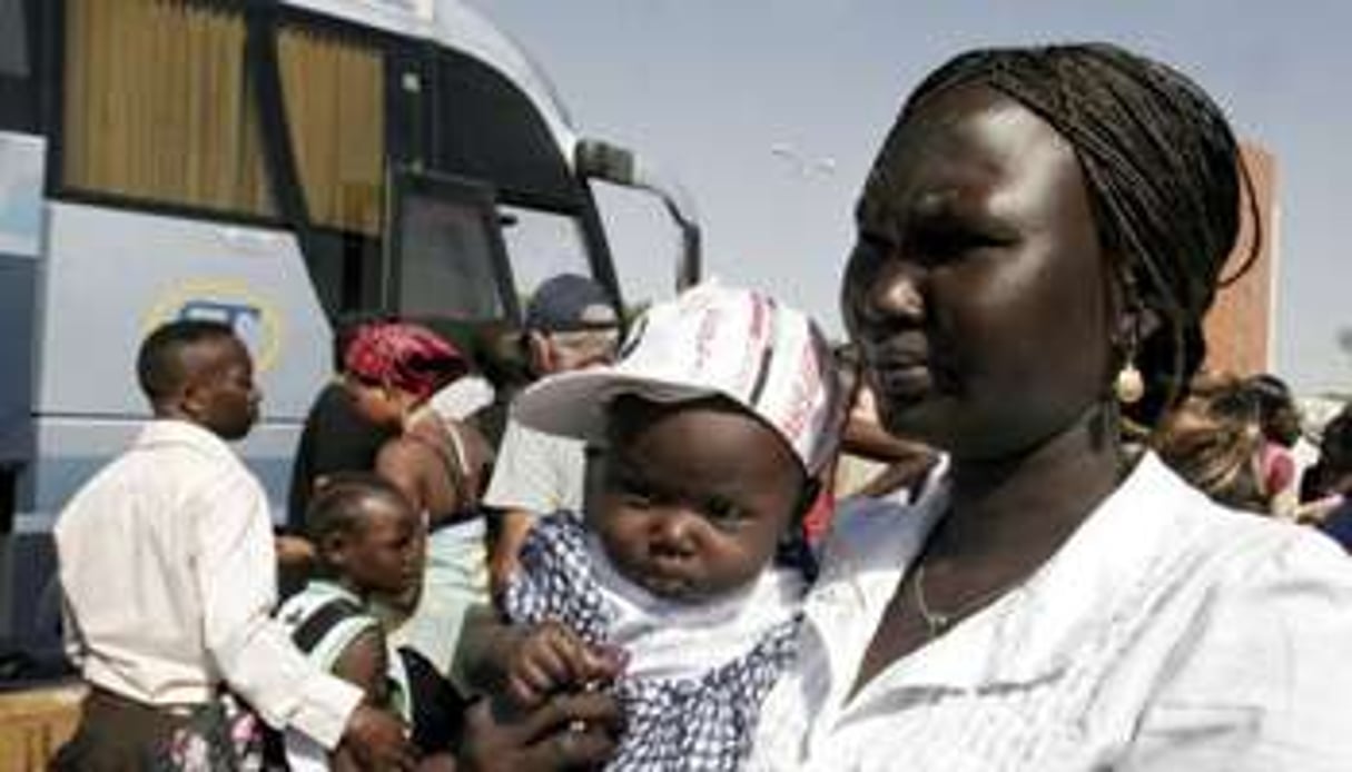 Des immigrés sud-soudanais sont rassemblés dans une station d’autobus en Israël, le 17 juin 2012. © AFP