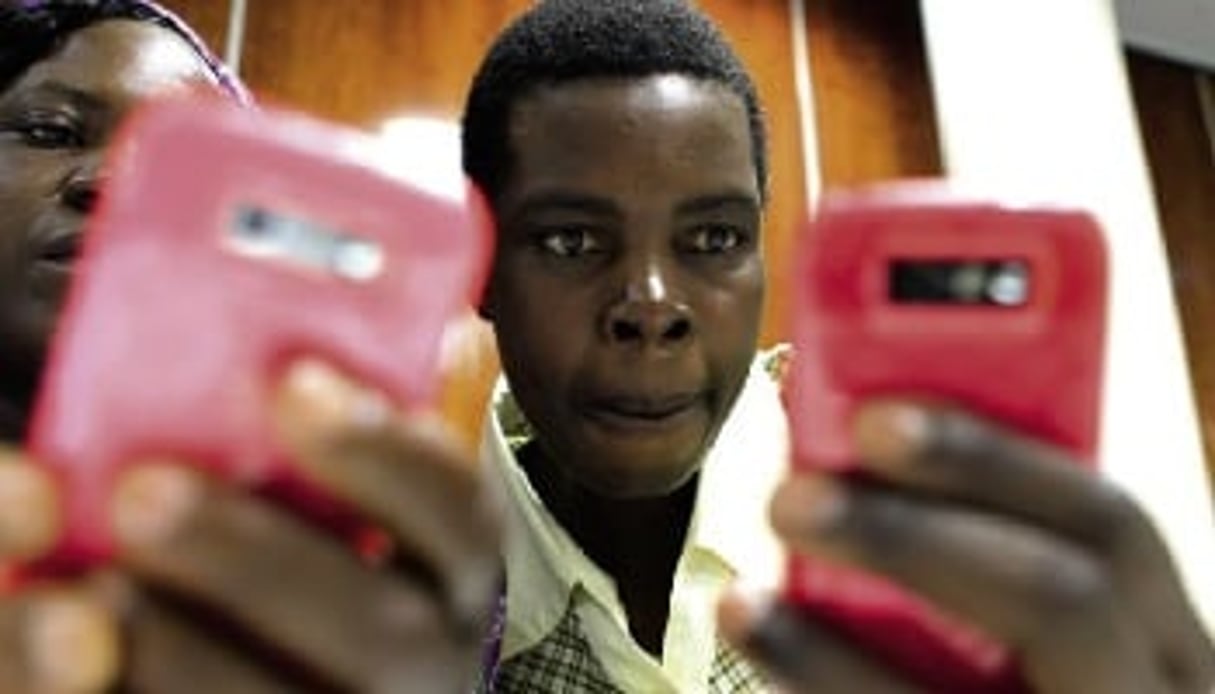 EcoCash, un service de transfert d’argent, a séduit 1 million de nouveaux abonnés en six mois. © Tsvangirayi Mukwazhi/AP