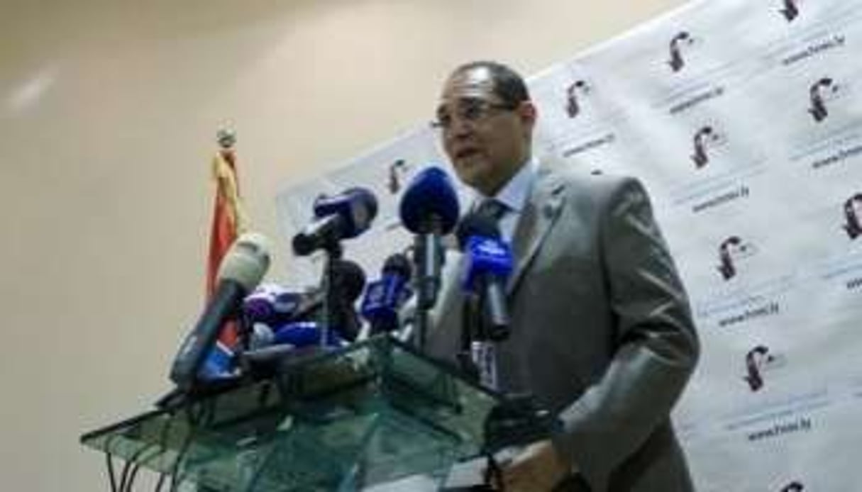 Le président de la commission électorale s’exprime devant la presse le 10 juin 2012 à Tripoli. © Gianluigi Guercia/AFP