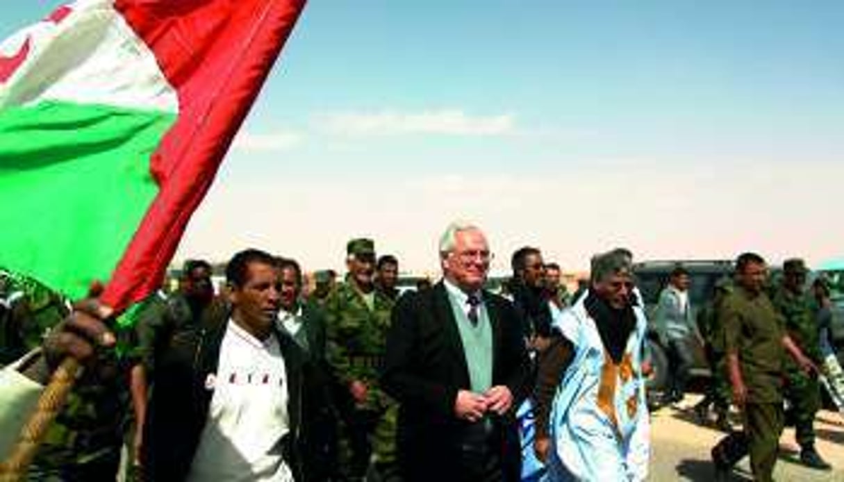 Christopher Ross arrivant à Tindouf entouré des membres du Polisario, le 22 février 2009. © AFP