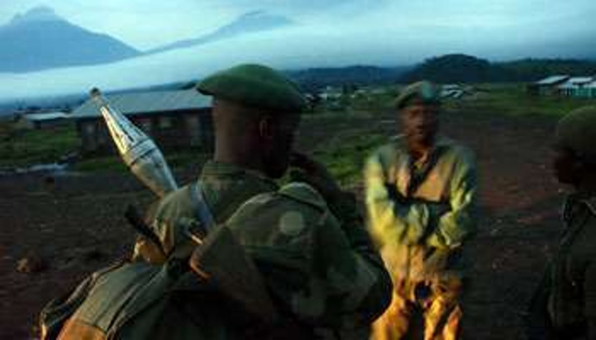 Soldats de l’armée régulière congolaise à Kibumba, près de la frontière rwandaise. © AFP