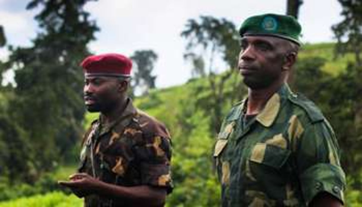 Le lieutenant-colonel et porte-parole des mutins Vianney Kazarama (D), le 3 juin 2012. © AFP