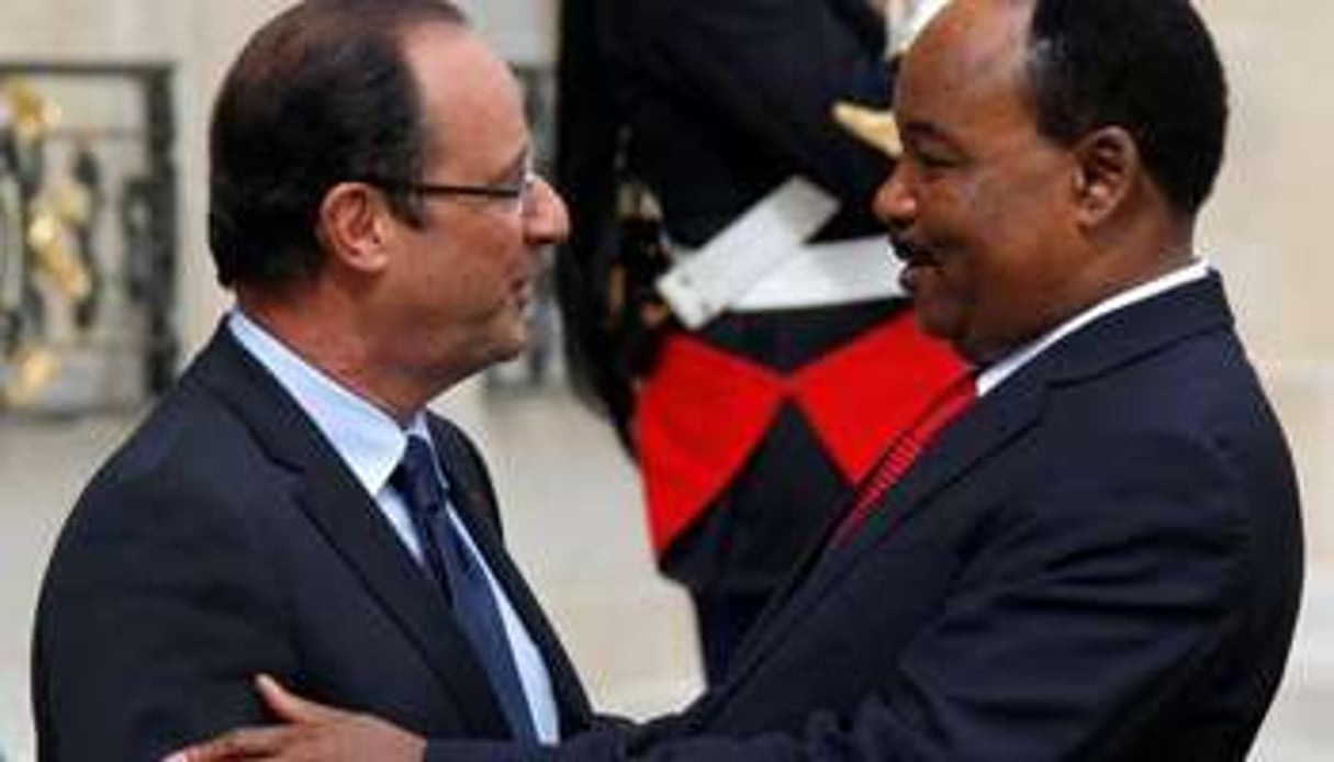 Avec le Nigérien Mahamadou Issoufou, à Paris, le 11 juin. © AFP