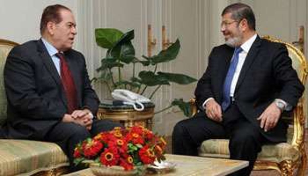 Le nouveau président égyptien Mohamed Morsi (d) et le Premier ministre Kamal al-Ganzuri. © AFP