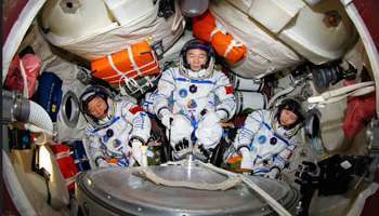 Jing Haipeng (centre), Liu Wang et Liu Yang dans la capsule Shenzhou-9. © SIPA