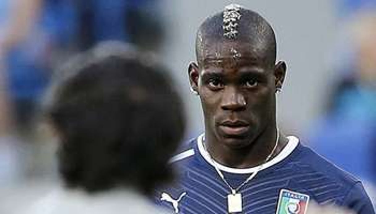 D’origine ghanéenne, Mario Balotelli est le premier joueur noir de la sélection italienne. © AFP