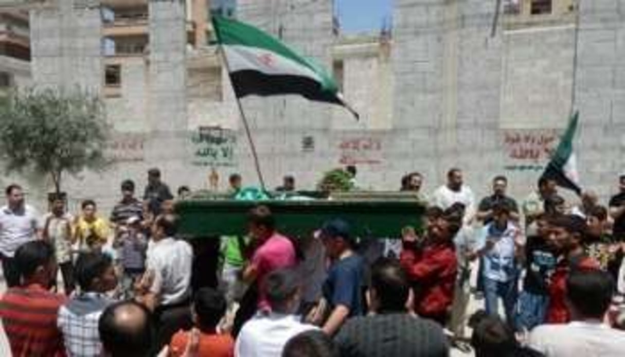 Une procession funèbre à Hama mardi 5 juin. © AFP
