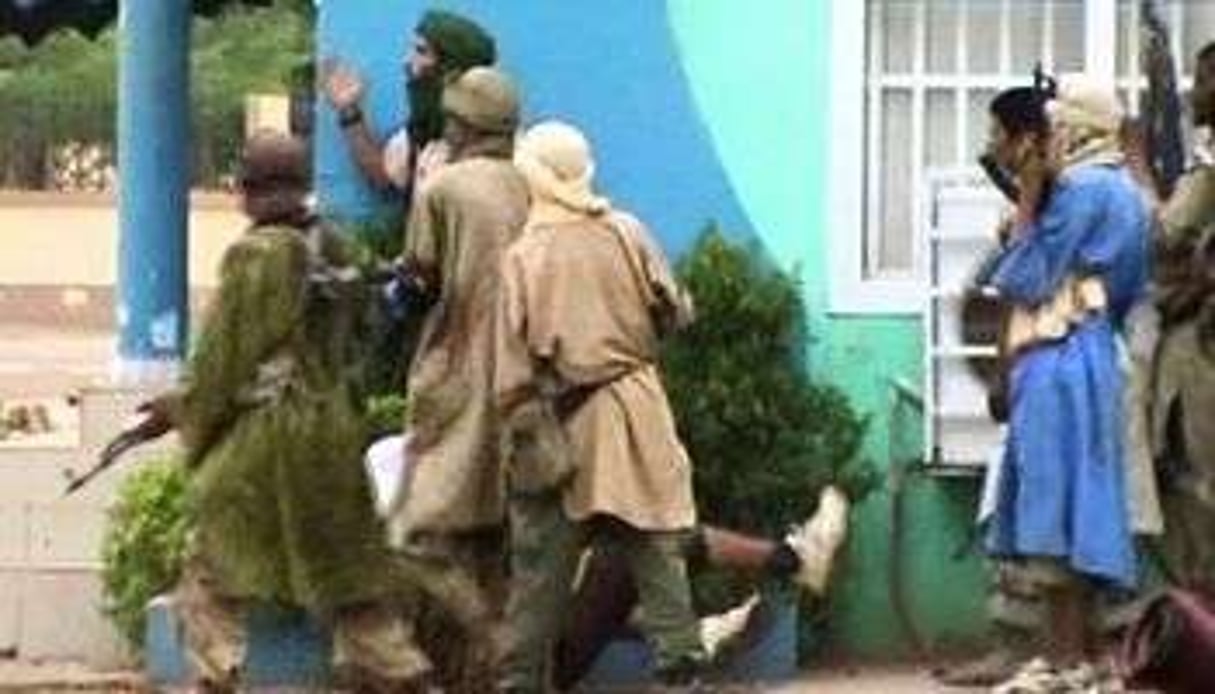 Capture d’écran d’une vidéo montrant des islamistes armés patrouillant dans une rue de Gao. © AFP