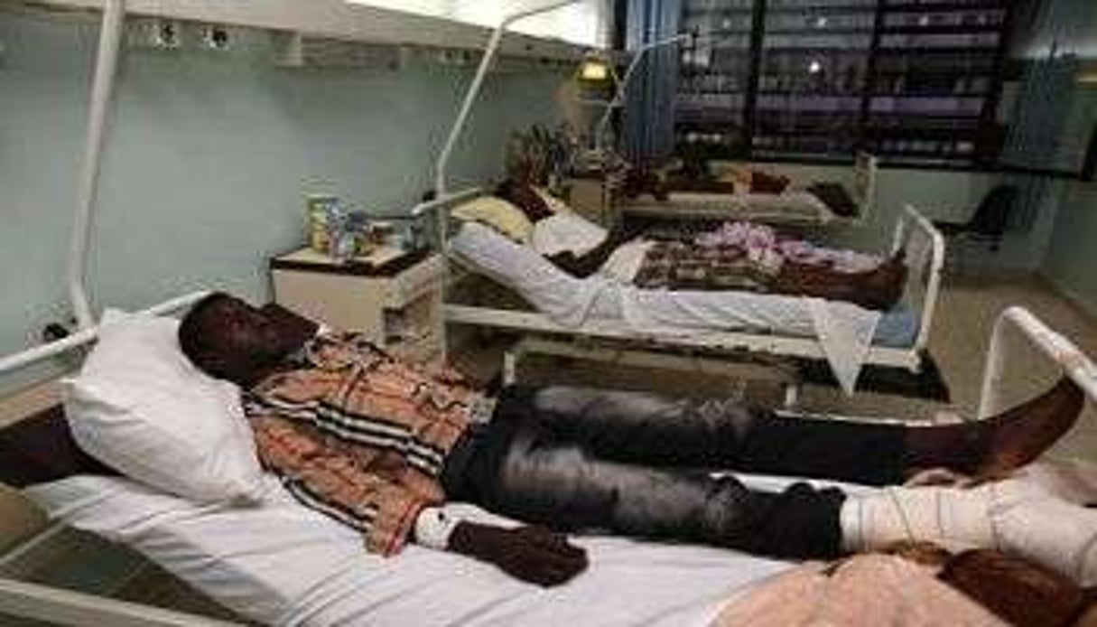 Des hommes blessés dans des affrontements tribaux sont soignés dans un hôpital de Tripoli. © AFP