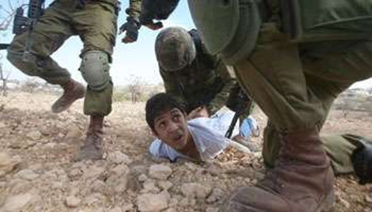 Un enfant palestinien arrêté par l’armée israélienne à Beit Omar, en Cisjordanie. © Reuters