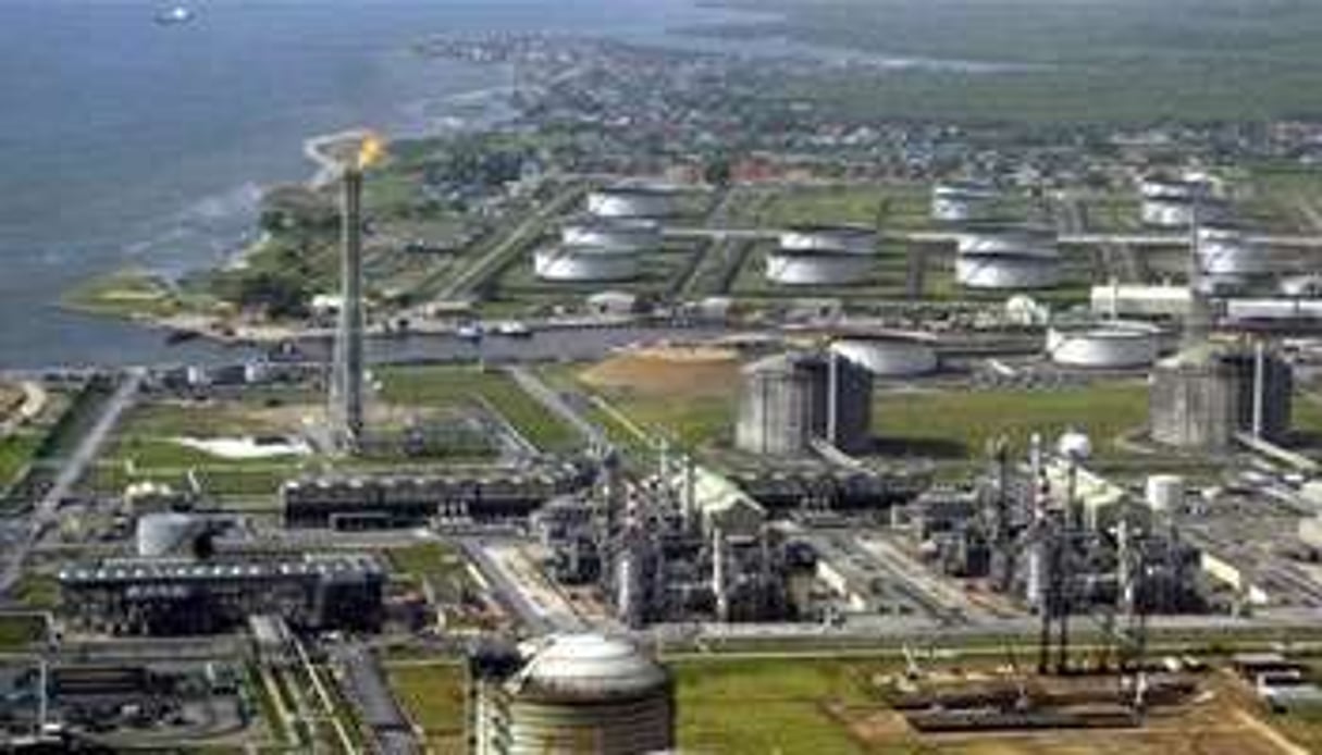 Le Nigeria compte actuellement quatre raffineries d’une capacité cumulée de 335 000 bpj, une fraction des besoins en produits pétroliers du huitième producteur mondial de pétrole.