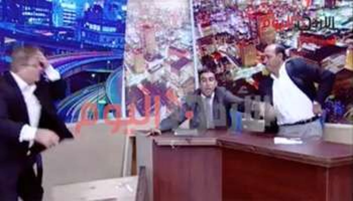 Mohamed Al Shawabkeh dégaine son pistolet en direct sur le plateau TV. © Capture d’écran/Josat TV