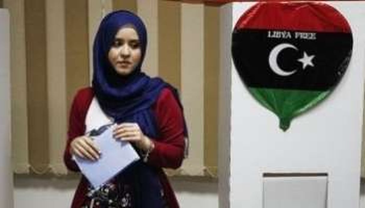 Une Libyenne va voter, le 7 juillet 2012 à Tripoli © AFP