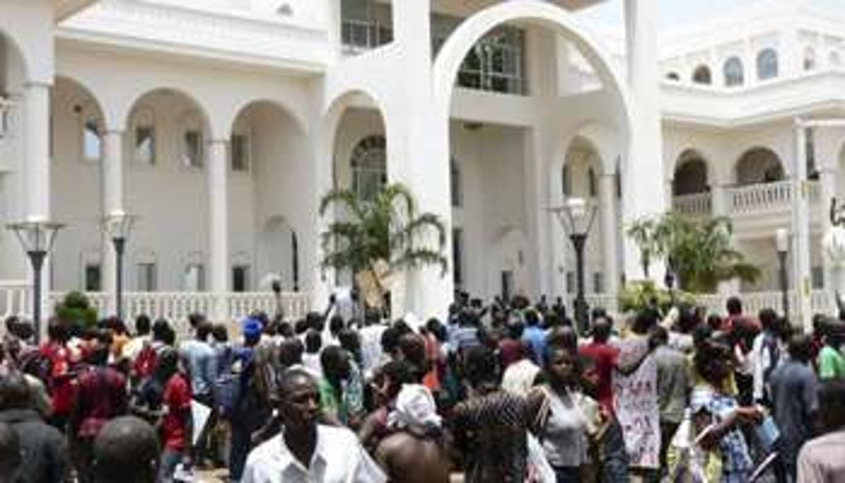 Manifestants au palais présidentiel de Koulouba, le 21 mai 2012. © Reuters