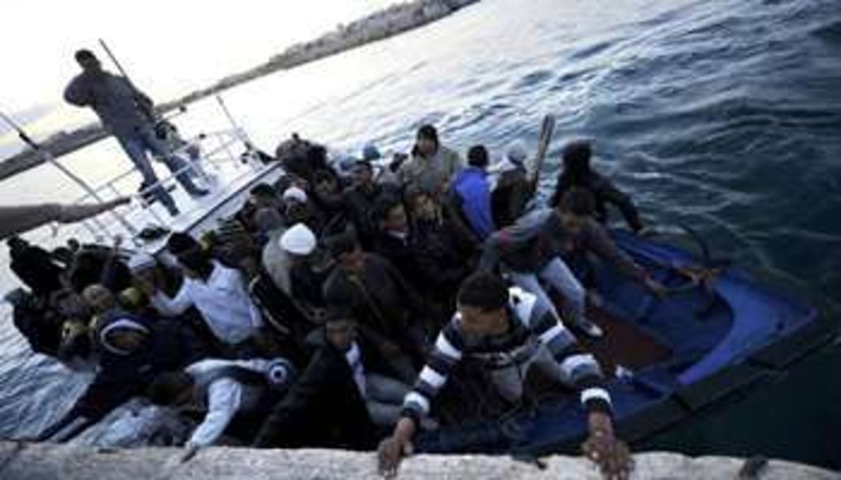 Des migrants arrivent à Lampedusa, en Italie. © AFP