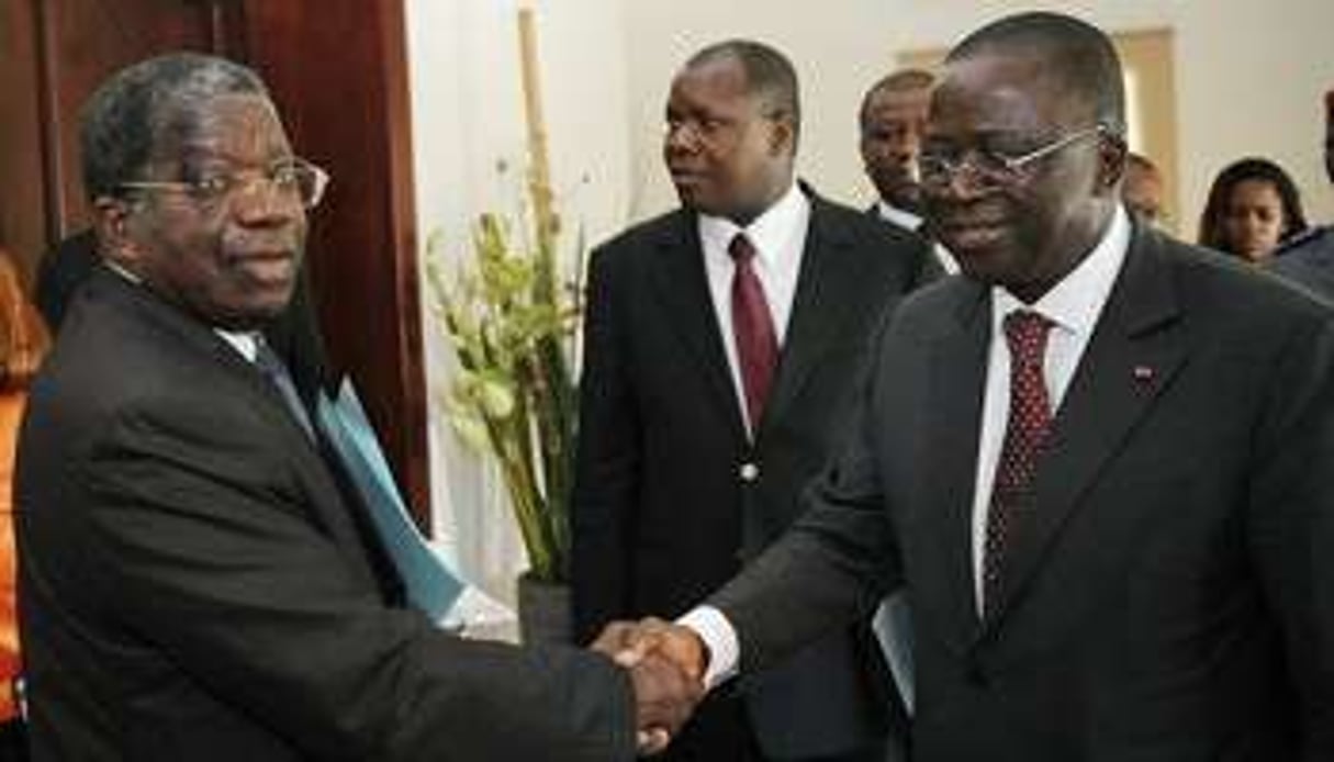 Le Premier ministre ivoirien Ahoussou (d) pose avec Sylvain Miaka Oureto (FPI), le 13 juillet 2012. © AFP