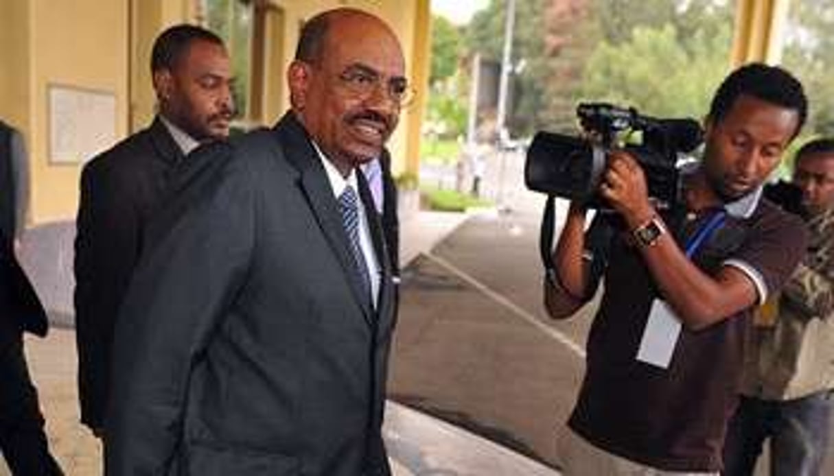Le président soudanais Omar el-Béchir à Addis Abeba quitte une réunion de l’Union africaine. © AFP