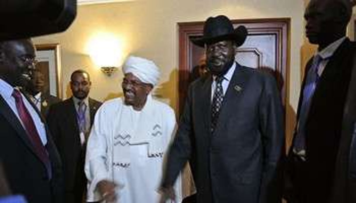 Les présidents soudanais Omar el-Béchir et sud-soudanais Salva Kiir se serrent la main. © AFP