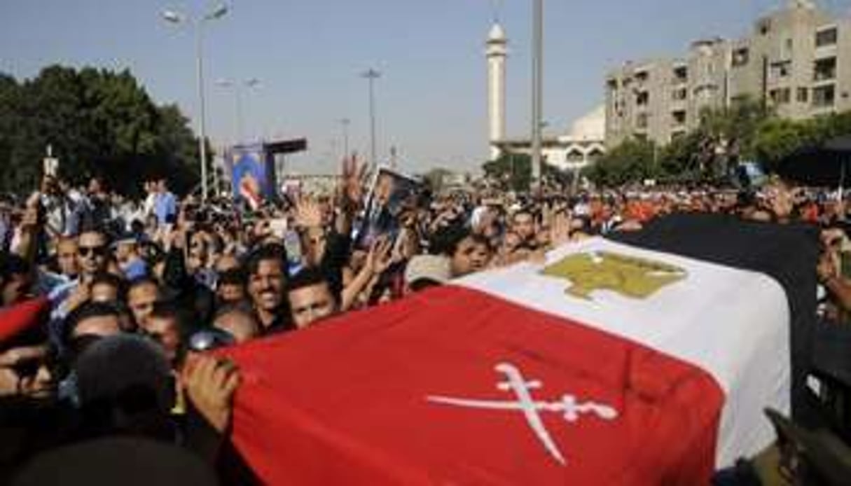 Des Eyptiens portent le cercueil d’Omar Souleimane, le 21 juillet 2012 au Caire. © AFP