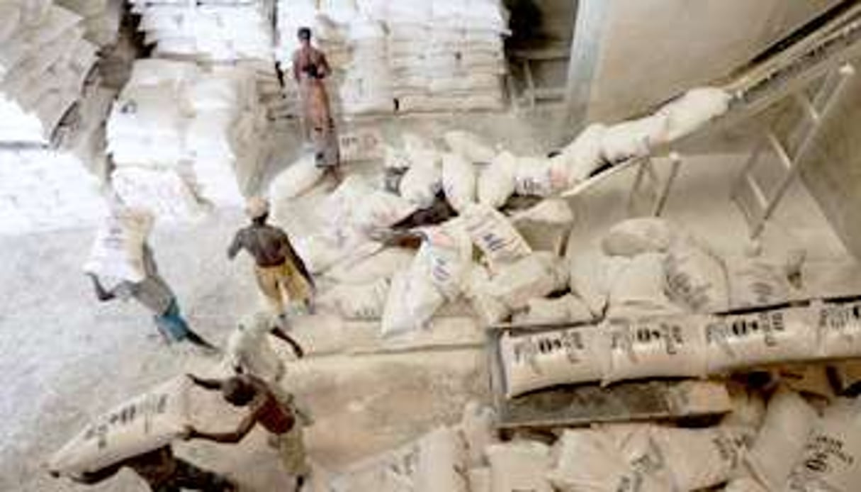 À Lagos, au Nigeria, un entrepôt de Dangote Flour Mills. © Akintunde Akinleye/Reuters