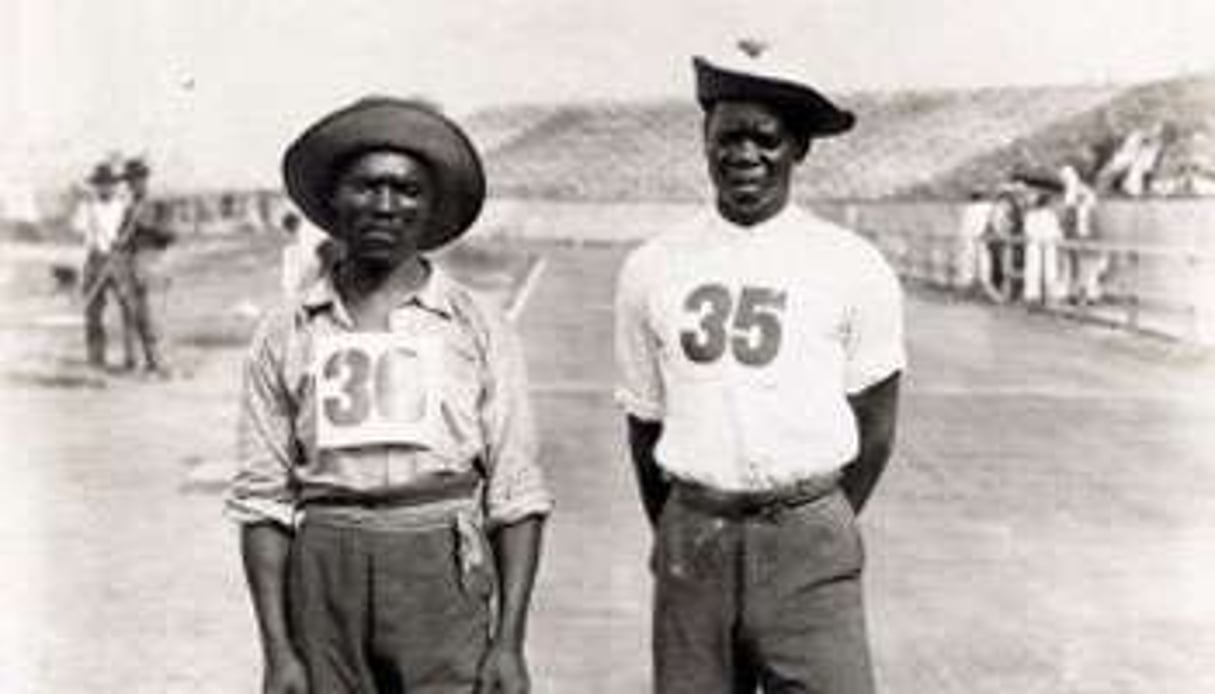 Len Tau (n°35) et Jan Mashiani (n°36) sont les premiers Africains noirs à participer aux Jeux. © DR
