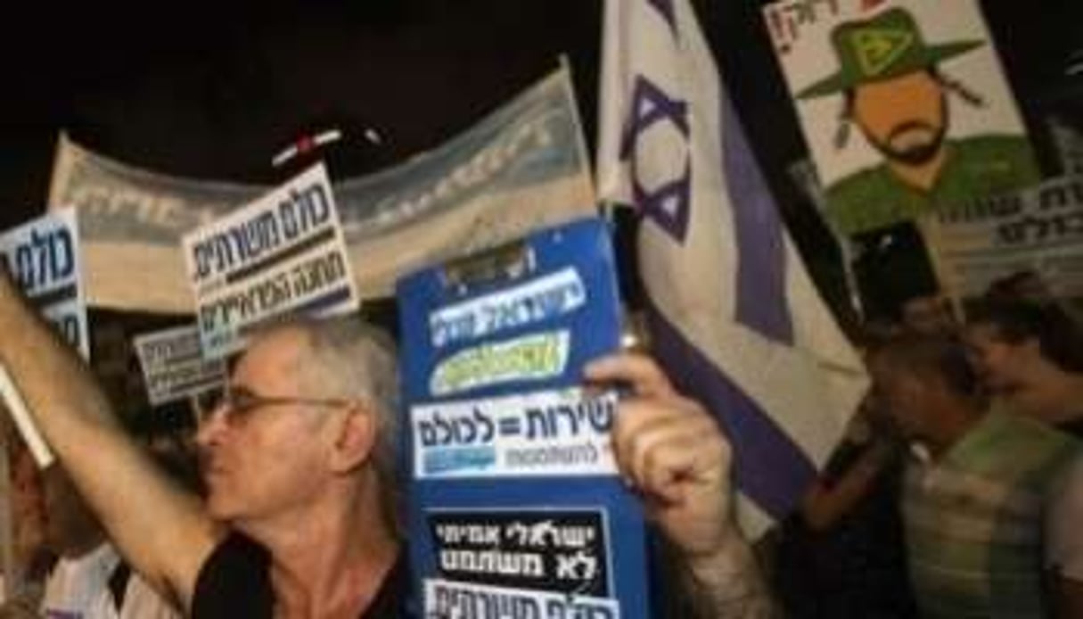 Des Israéliens manifestent le 7 juillet à Tel Aviv pour réclamer le service militaire pour tous. © AFP