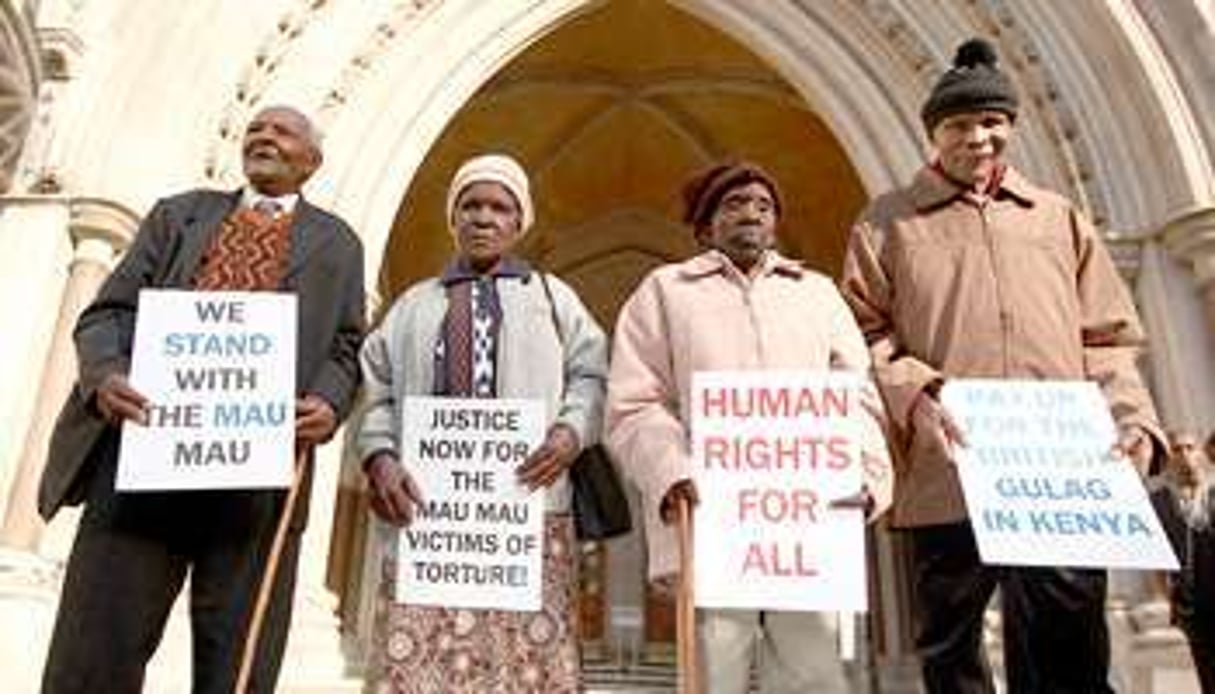 Les plaignants, Wambuga Wa Nyingi, Jane Muthoni Mara, Paulo Muoka Nzili, à Londres en avril 2011. © Peter Macdiarmid/Getty Images/ AFP