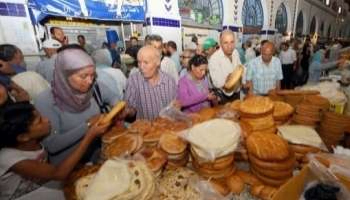 Des Tunisiens achètent du pain pour la rupture du jeûne, à Tunis en 2011. © Fethi Belaid/AFP