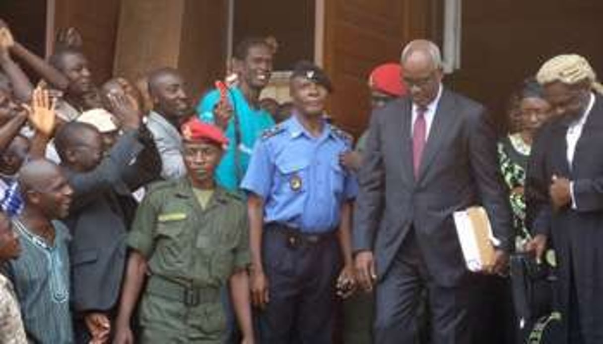 Marafa Hamidou Yaya (c) quitte le tribunal, le 16 juillet 2012 à Yaoundé. © AFP