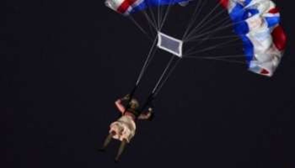 Une fausse Elizabeth II saute en parachute sur le stade olympique à l’ouverture des JO de Londres. © Olivier Morin/AFP