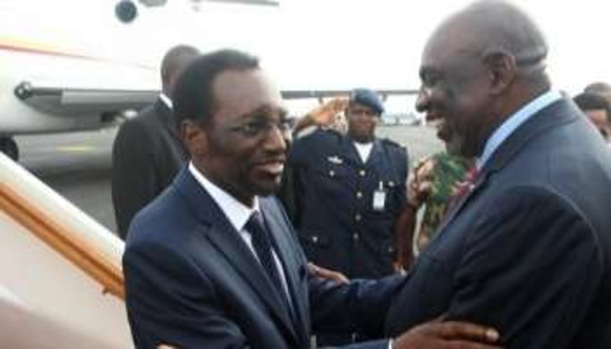 Dioncounda Traoré accueilli par Cheick Modibo Diarra à l’aéroport de Bamako, le 27 juillet. © AFP