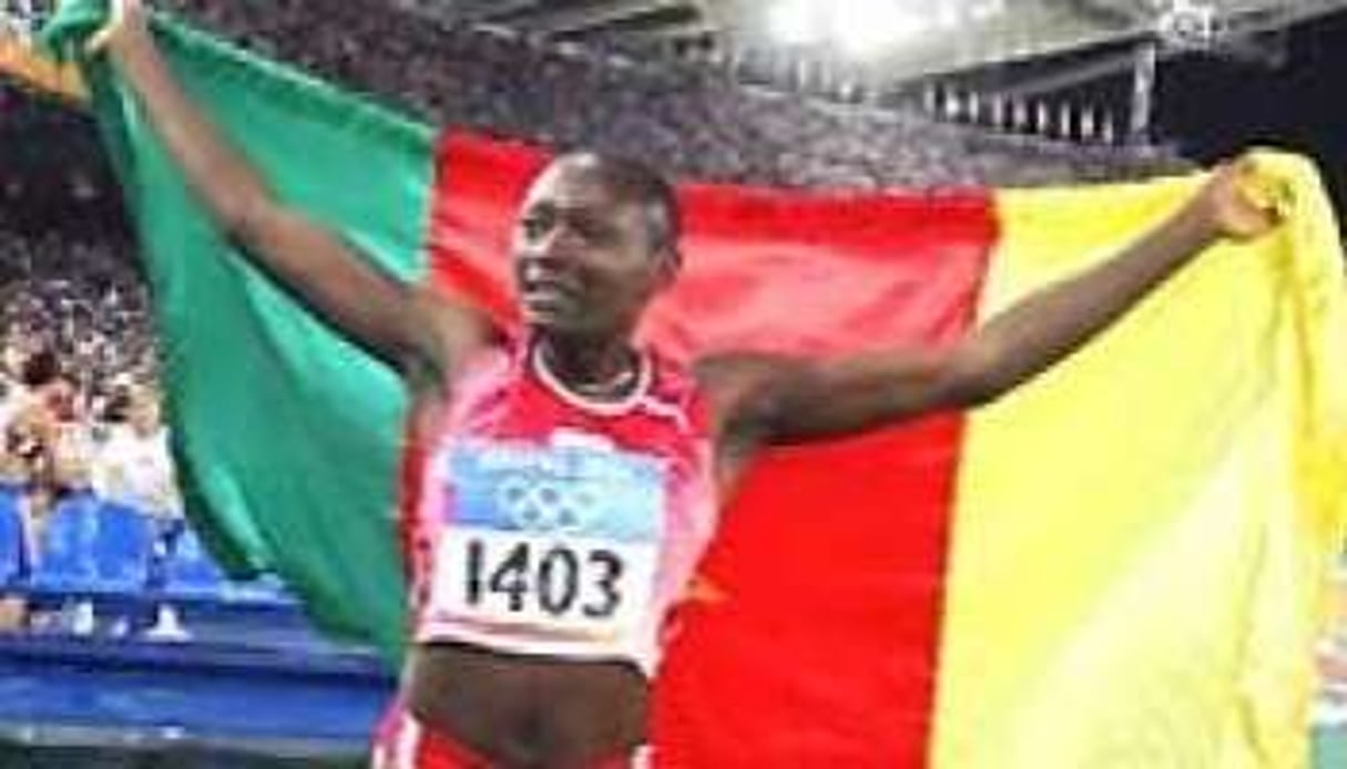 Françoise Mbango-Etone lors de sa victoire au triple saut aux JO d’Athènes en 2004. © AFP