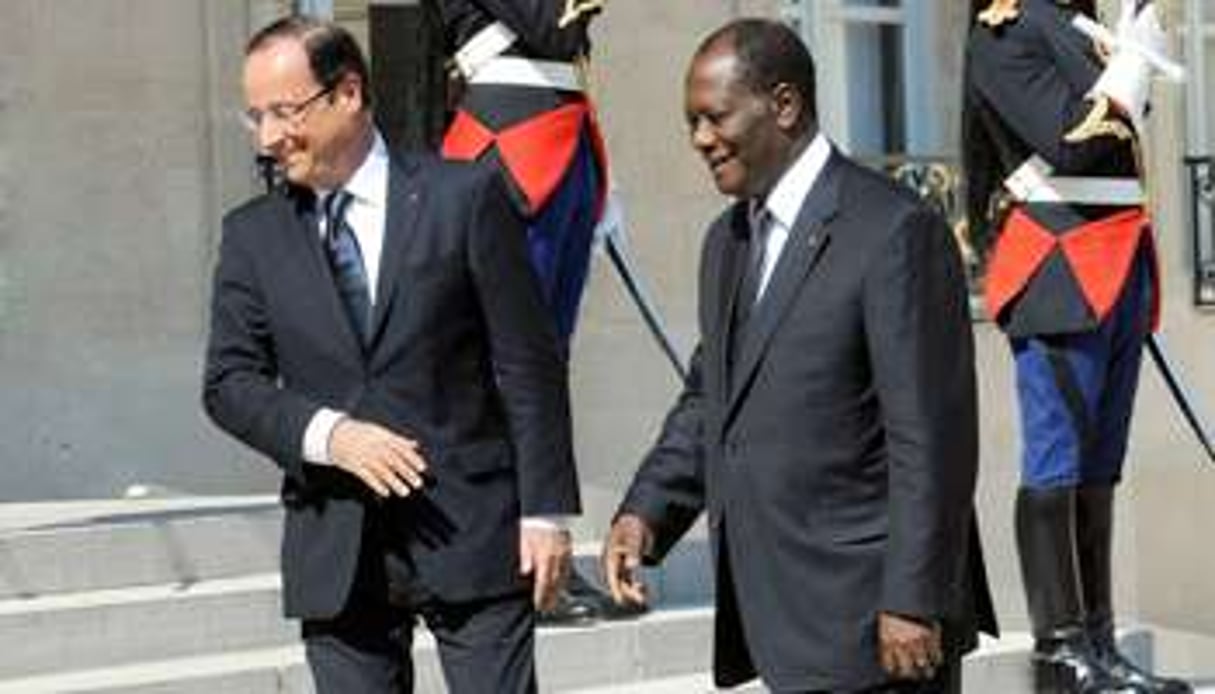 Le président ivoirien et son homologue français sur le perron de l’Élysée le 26 juillet. © Vincent Fournier pour J.A.