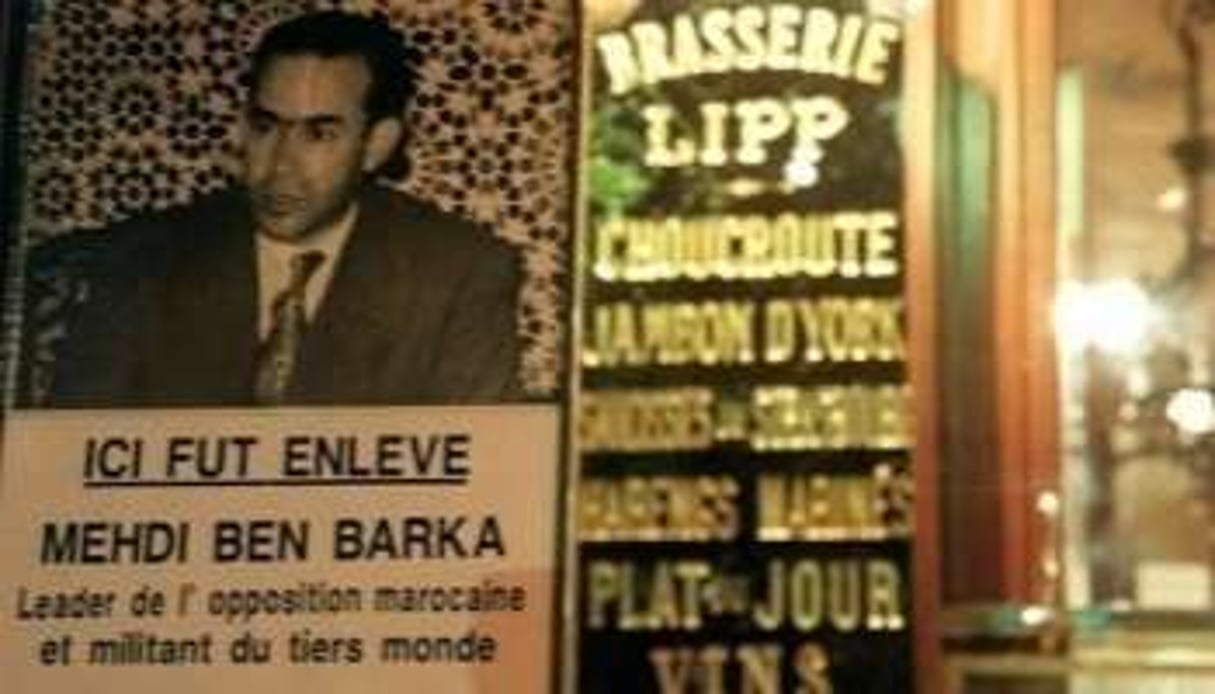 Une pancarte devant la Brasserie Lipp à Paris, en octobre 1998, lors d’un rassemblement en hommage. © AFP