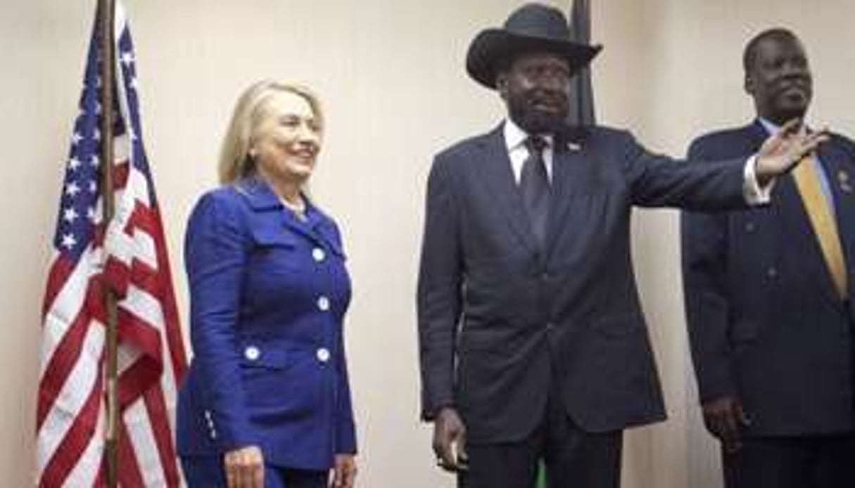 Hillary Clinton et Salva Kiir, le 3 août 2012 à Juba. © AFP