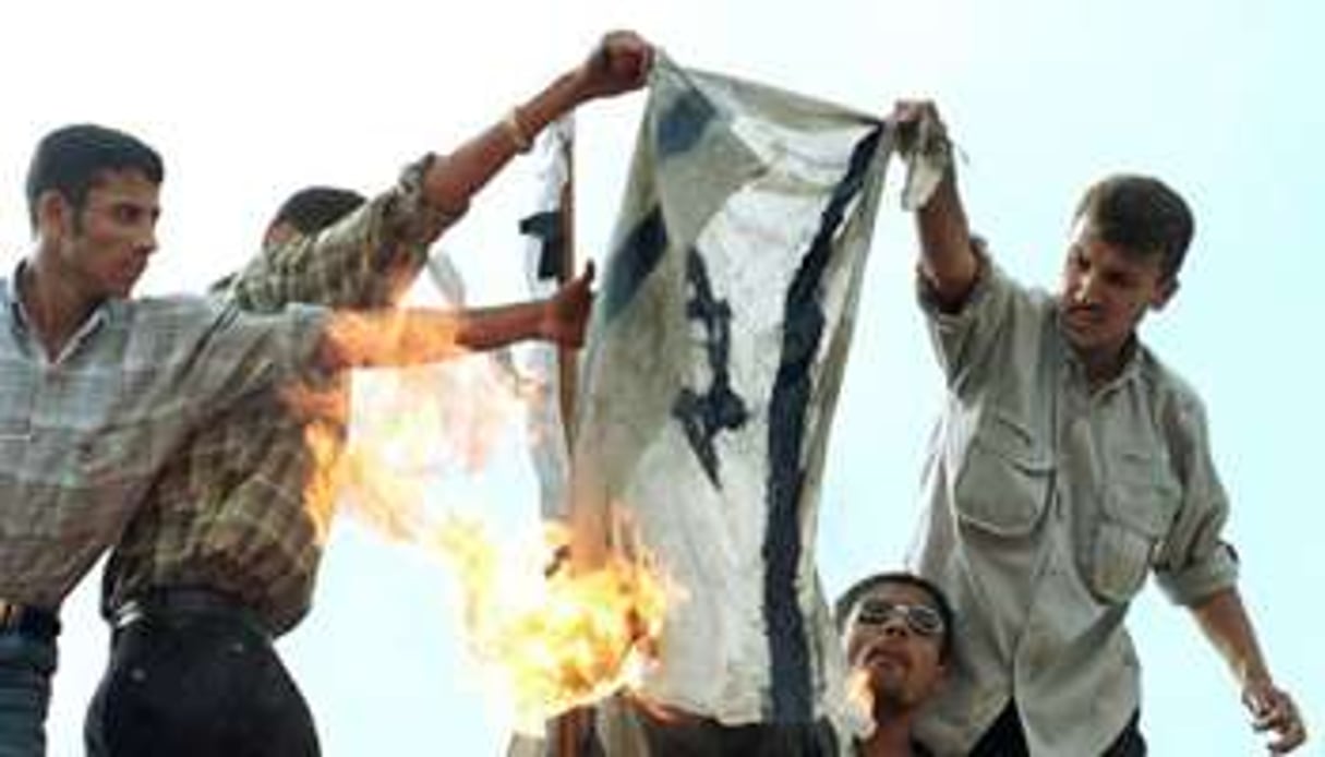Des étudiants égyptiens brûlent un drapeau israélien, le 3 octobre 2000 au Caire. © AFP