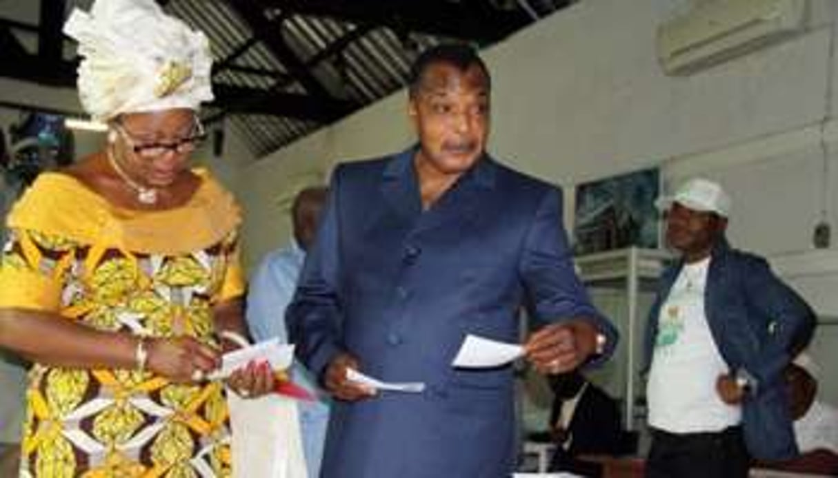 Denis Sassou Nguesso et son épouse Antoinette lors du 1er tour, le 15 juillet 2012. © AFP