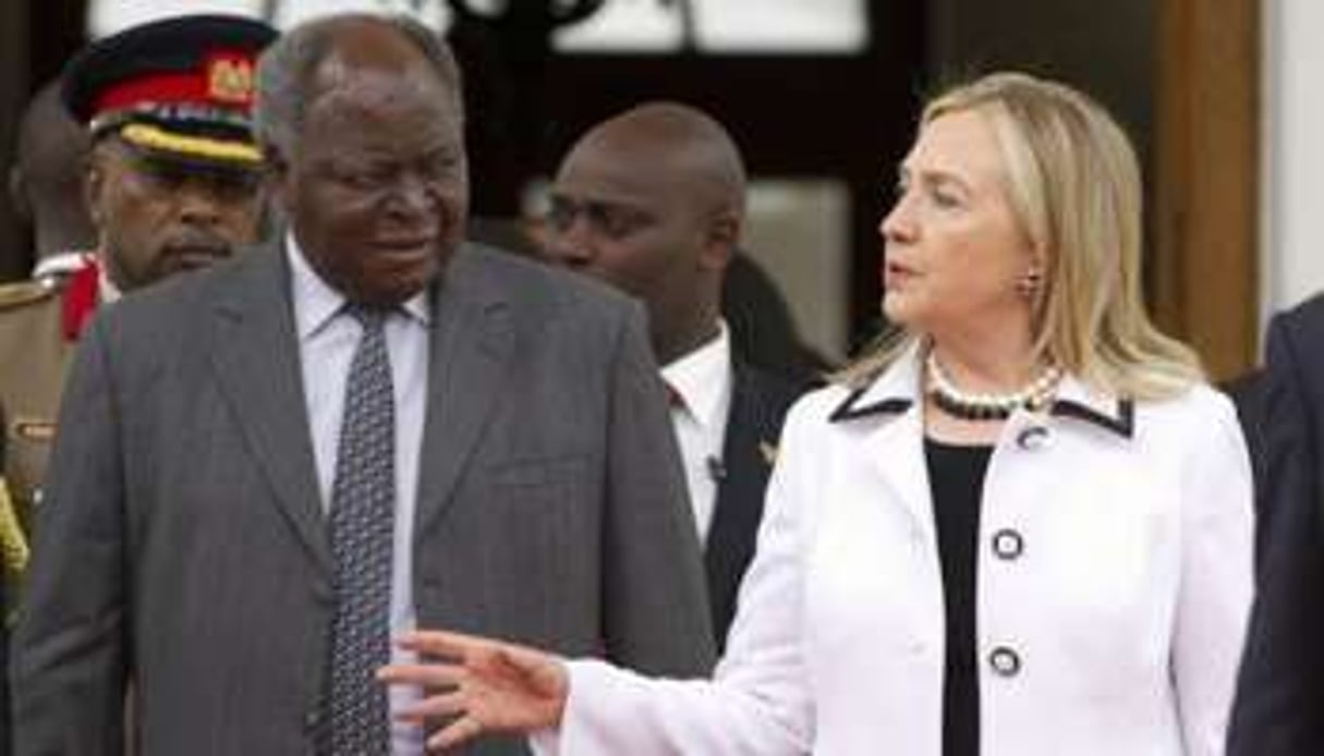 Hillary Clinton avec Mwai Kibaki à Nairobi, le 4 août 2012. © AFP