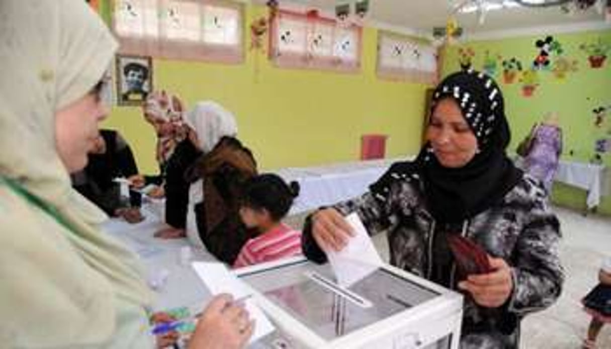 Une Algérienne vote aux législatives, le 10 mai 2012 à Alger. © AFP