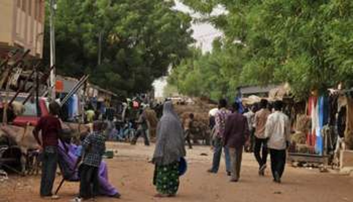 Des habitants dans une rue de Gao, dans le nord du Mali, le 17 juillet 2012. © AFP