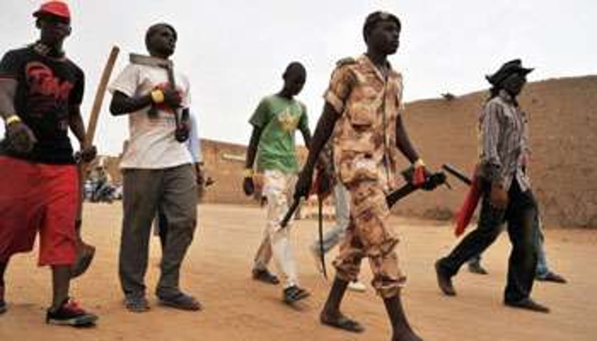 Des membres d’un groupe d’auto-défense malien, à Gao. © AFP