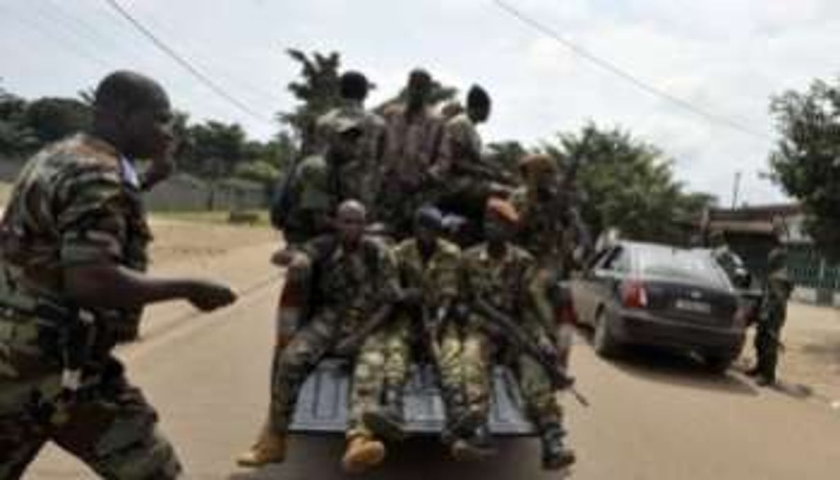 Patrouille de soldats des Forces républicaines (FRCI) à Bingerville, près d’Abidjan, le 6 août © Issouf sanogo/AFP