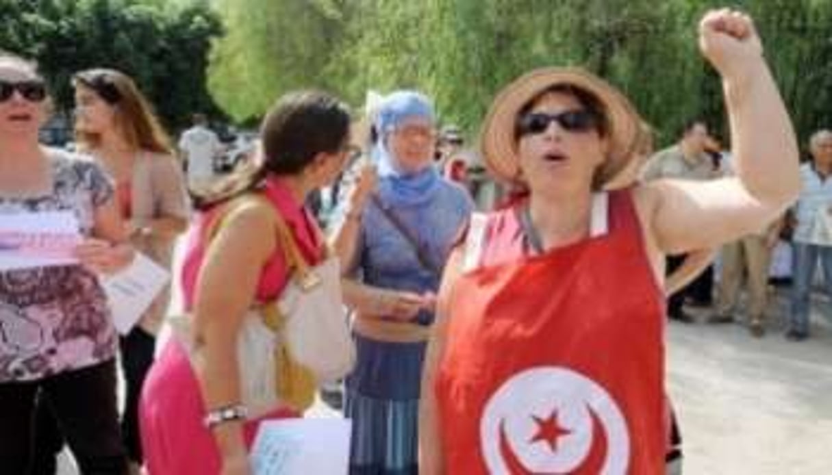 Des Tunisiennes manifestent devant le siège de l’Assemblée nationale constituante, le 8 août. © AFP