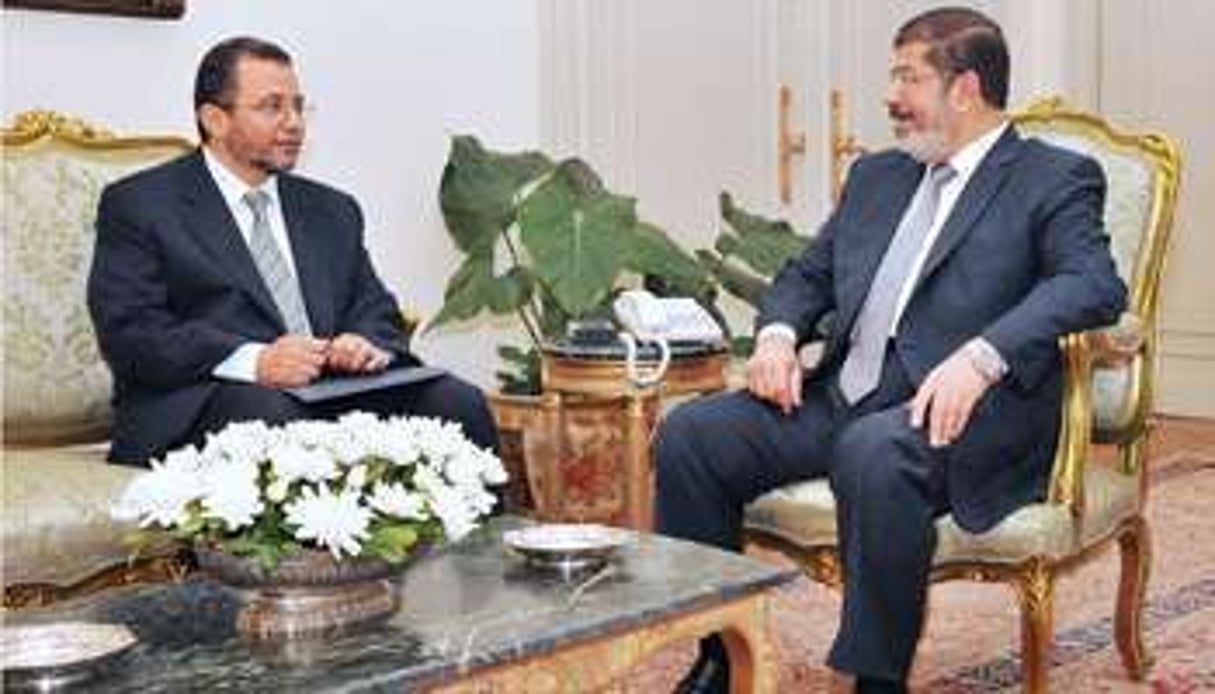 Avec le nouveau premier ministre Hicham Qandil, le 25 juillet au Caire. © AFP