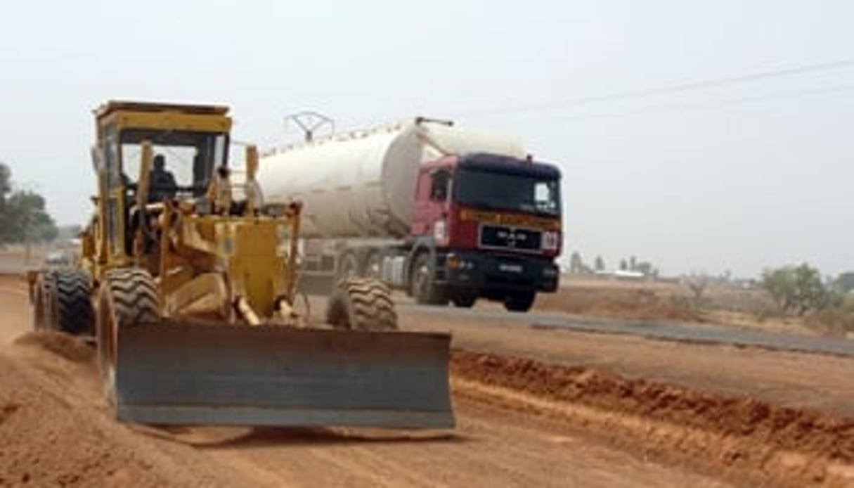 La BAD multiplie les investissements dans les infrastructures ; ici, la route entre la frontière togolaise et Ouagadougou, la capitale burkinabè. © Ebomaf