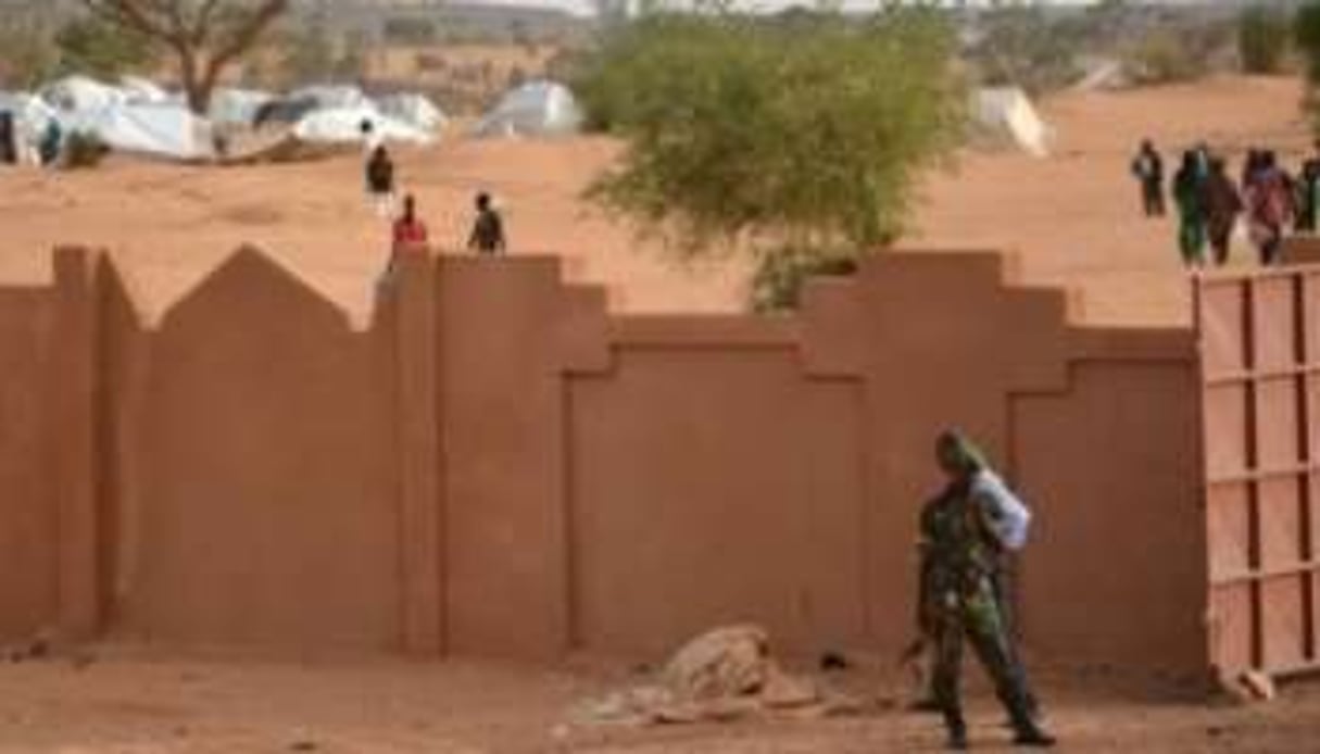 Un gendarme nigérien garde un camp près de Niamey, le 25 mai 2012. © Boureima Hama/AFP/Archives