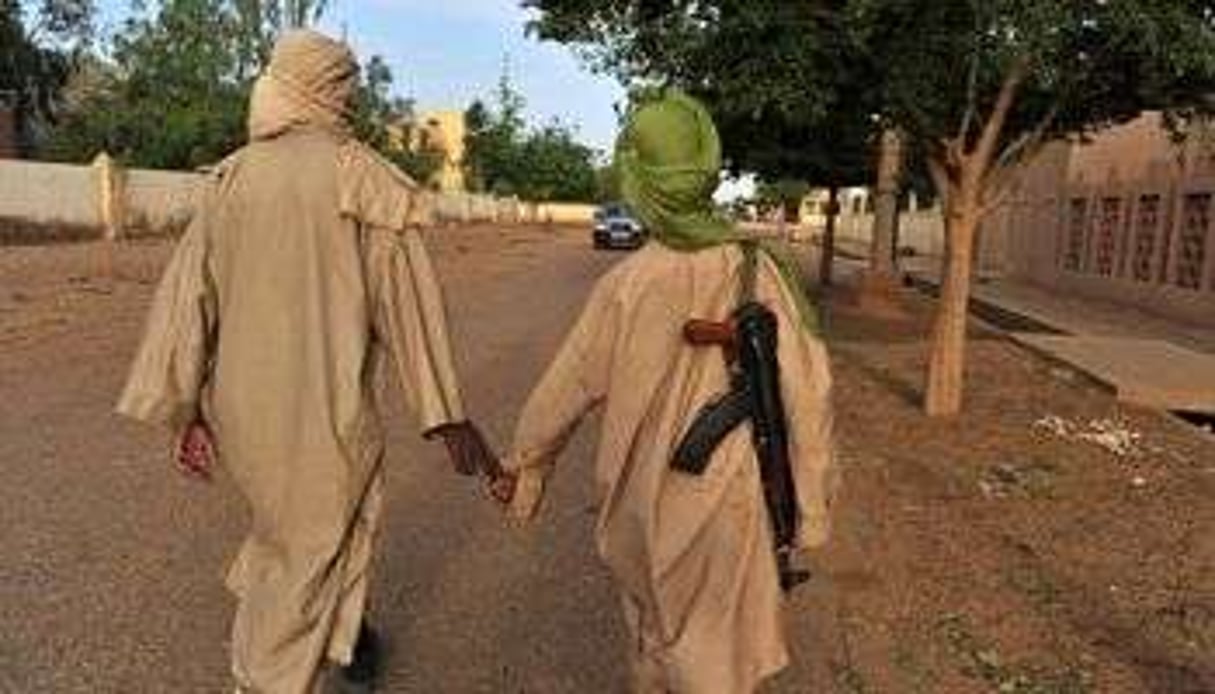 Deux jeunes combattants islamistes dans une rue de Gao le 17 juillet 2012. © AFP