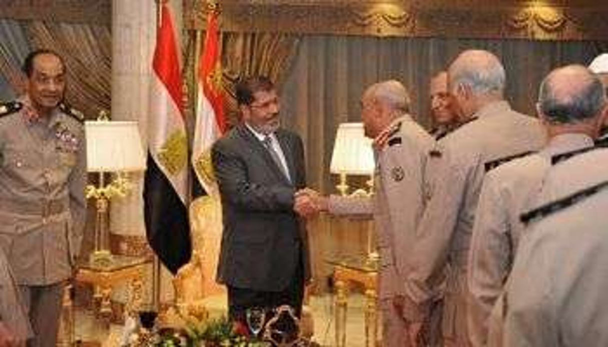 Mohamed Morsi (c) et le maréchal Hussein Tantaou (g), le 29 juillet 2012 au Caire. © AFP