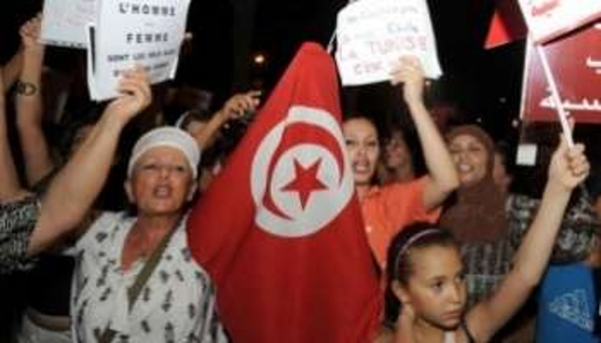 Les Tunisiennes étaient nombreuses à descendre dans la rue à Tunis, le 13 août au soir. © Fethi Belaid/AFP