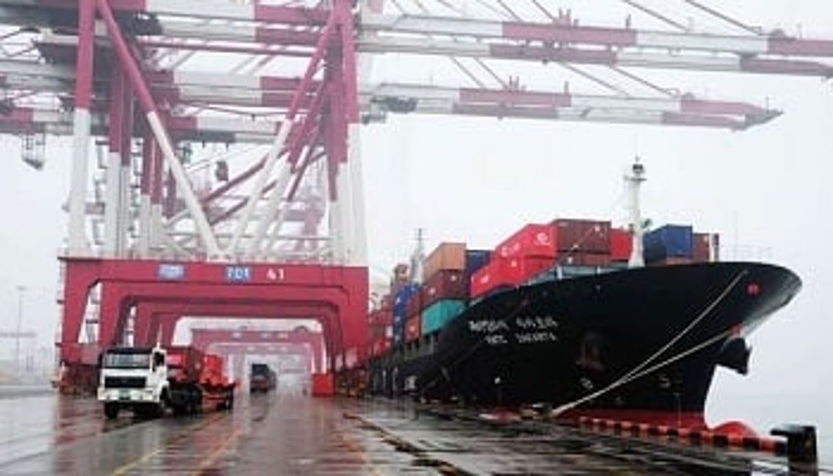 Un porte-conteneurs au port de Qingdao, en Chine. La balance commerciale de l’Afrique vis-à-vis de la Chine est bénéficiaire d’une vingtaine de milliards de dollars. © AFP